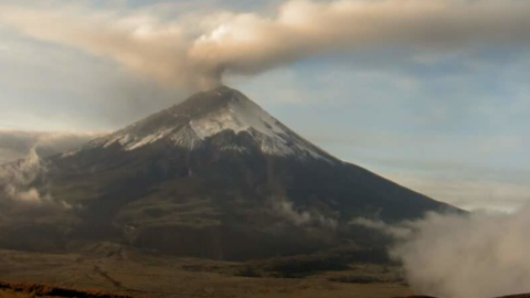 Vista general del volcán Cotopaxi, la mañana del 10 de abril de 2023. 