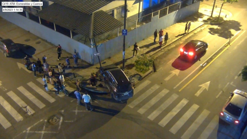 Cámaras de monitoreo captaron un choque la madrugada del 9 de abril en las calles Esmeraldas y Cuenca, centro-sur de Guayaquil. 