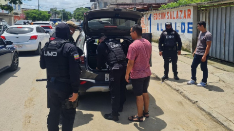 Miembros de la Policía en un operativo de control durante el feriado de Semana Santa 2023.