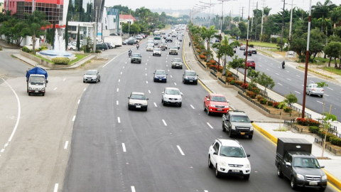 Vista del km 5,5 de la vía Samborondón, en Guayas.