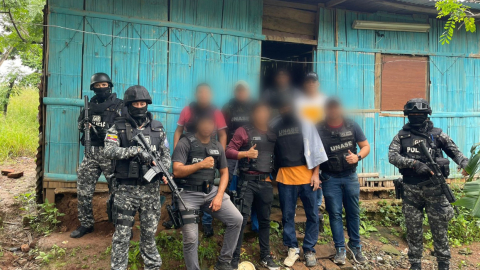 Imagen grupal del comerciante rescatado en Guayaquil, junto a agentes policiales, el 12 de abril de 2023. 