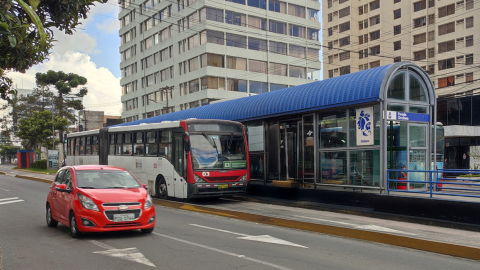 Una unidad de la Ecovía en la avenida 6 de Diciembre, el 11 de abril de 2023.