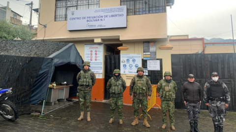 Imagen referencial. Militares y policías resguardan el exterior del centro de privación de libertad en Bolívar, el 25 de junio de 2022. 