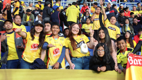 Hinchas de Barcelona, durante el partido ante IDV el 18 de marzo de 2023.