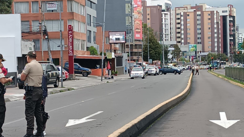 Cierre del tránsito en la Avenida 6 de Diciembre en el norte de Quito por presunto carro con explosivos, 12 de abril de 2023.