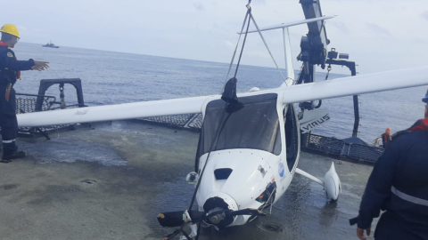 Imagen de la avioneta ultraligera, que había desaparecido en Galápagos, y fue recuperada por la Armada, el 14 de abril de 2023. 