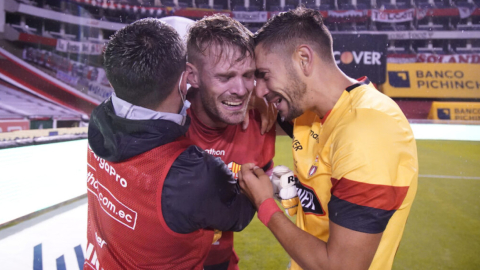 Javier Burrai y Bruno Piñatares festejan el título de LigaPro alcanzado con Barcelona, en el estadio Rodrigo Paz Delgado, en diciembre de 2020.