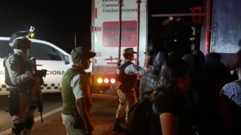 209 migrantes estaban en un tráiler abandonado en México, la noche del 12 de abril de 2023.