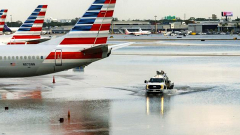 Un tramo de la pista del aeropuerto Fort Lauderdale, en Florida, el 13 de abril de 2023. 