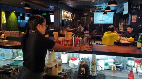 Una vista del interior del tradicional bar El Manantial de Urdesa, al norte de Guayaquil.