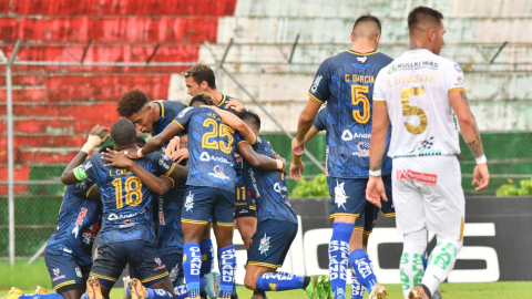 Los jugadores del Delfín festejan uno de los goles ante Mushuc Runa en la Fecha 6 de la LigaPro 2023, el 16 de abril.