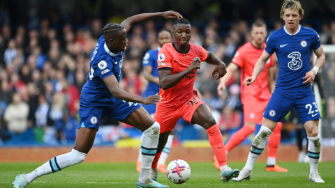 El jugador ecuatoriano del Brighton, Moisés Caicedo, disputa un balón con los jugadores del Chelsea, el 15 de abril de 2023.