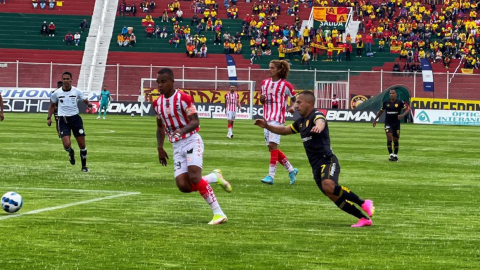 Los jugadores de Técnico Universitario y Aucas disputan un balón durante la Fecha 6 de la LigaPro 2023, el 15 de abril.