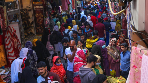 Gente en el mercado de Srinagar, ciudad del estado de Kashmir, India.