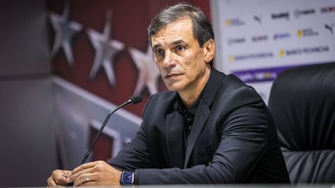 El DT de Barcelona, Fabián Bustos, durante rueda de prensa.