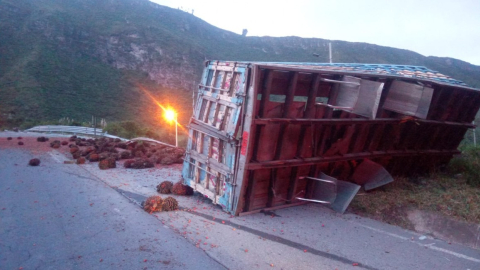 Imagen del camión que cayó a una quebrada en la vía a Papallacta, el 16 de abril.