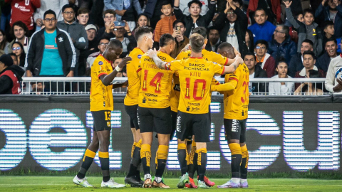 Los jugadores de Barcelona celebran el 0-1 en el estadio Rodrigo Paz Delgado, el 15 de abril de 2023.