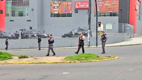 Personal de la Policía en un operativo por amenaza de bomba en el sector de San José de El Condado,en Quito.