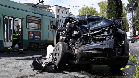 Lugar del accidente entre el automóvil del capitán del Lazio Ciro Immobile y un tranvía en el puente Giacomo Matteotti en Roma, el 16 de abril de 2023.