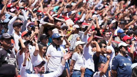 Hinchas de Liga de Quito en el estadio Rodrigo Paz Delgado.