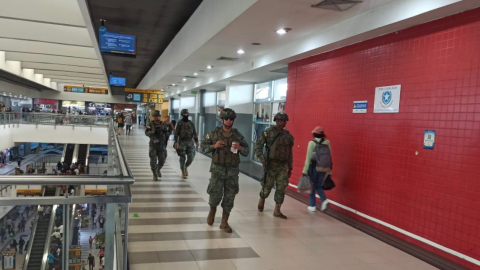 Militares patrullan el centro comercial del Terminal Terrestre, de Guayaquil, el 15 de abril de 2023. 