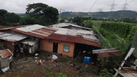 El patio de casas en la cooperativa La Germania colinda con el enrejado del complejo penitenciario del norte de Guayaquil. 