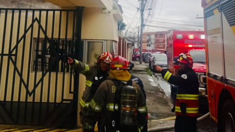 Personal de Bomberos de Quito en un incendio en el sector El Inca, el lunes 17 de abril de 2023. 