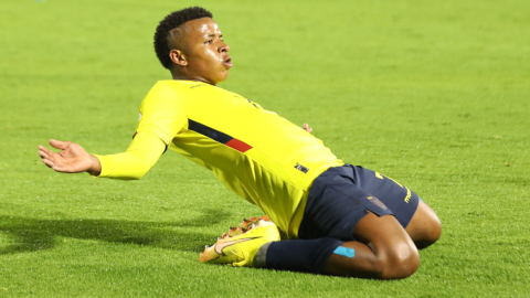 Kenny Arroyo celebra su gol en el partido de Ecuador ante Brasil, en el estadio Olímpico Atahualpa, el 17 de abril de 2023. 