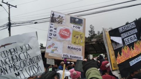 Carteles de una protesta en la parroquia Tarqui, de Cuenca, contra la delincuencia, el 15 de abril de 2023. 