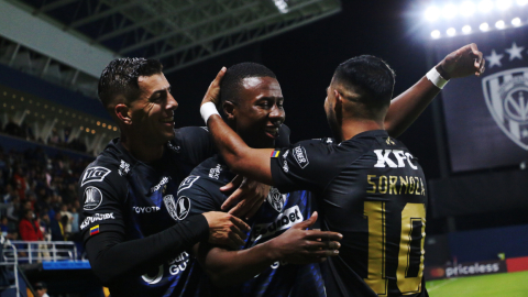 Los jugadores de Independiente del Valle festejan el segundo gol ante Liverpool de Uruguay, por la Copa Libertadores, el 18 de abril de 2023. 