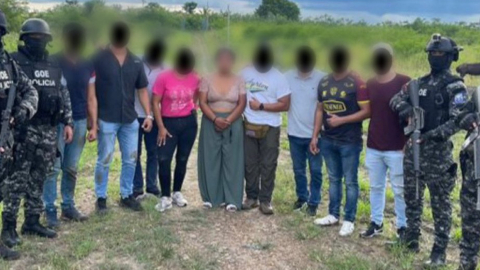 Imagen de la joven rescatada (centro), en Chongón, Guayaquil, junto a agentes de la Policía, el 18 de abril de 2023. 