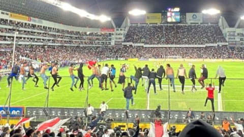 Hinchas de la Muerte Blanca de Liga se suben a las mallas, en el partido ante Barcelona, el 15 de abril de 2023.