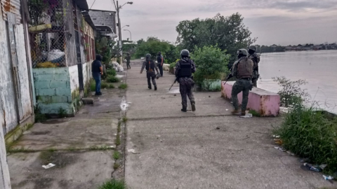 Un operativo policial y militar en la isla Trinitaria, en Guayaquil, el 20 de abril de 2023. 