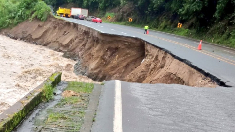 Imagen de la situación en la Alóag - Toachi, con pérdida de meseta de vía en el km 56.