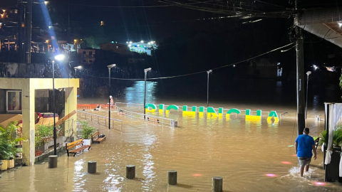 Parte del letrero del cantón Pichincha, en Manabí, quedó bajo el agua, el 20 de abril de 2023. 