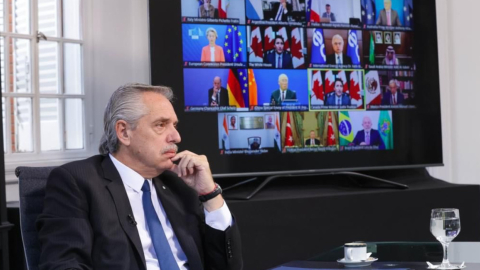 El presidente de Argentina, Alberto Fernández, durante un foro virtual sobre Energías Limpias, el 20 de abril de 2023. 