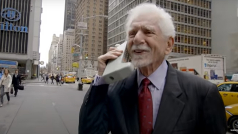 El ingeniero de Motorola, Marty Cooper, recreando la primera llamada de celular hace 50 años, en Nueva York, Estados Unidos.  