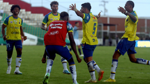 Los jugadores de Gualaceo celebran el gol en la victoria ante Universidad Católica, el 22 de abril de 2023. 