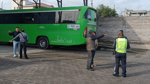 Agentes de la AMT, durante el peritaje al bus que supuestamente atropelló al catedrático Santiago Gangoneta.