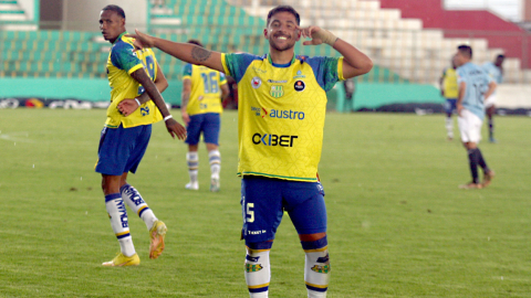 Joaquín Vergés festeja su gol en la victoria de Gualaceo sobre Universidad Católica, el 22 de abril de 2023. 