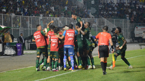 El plantel de Orense festeja el gol de Alejandro Quintana ante Liga de Quito, el 22 de abril de 2023. 