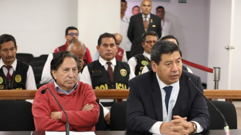 El expresidente peruano Alejandro Toledo, de saco rojo, asiste a la audiencia de rigor antes de ser trasladado a prisión.