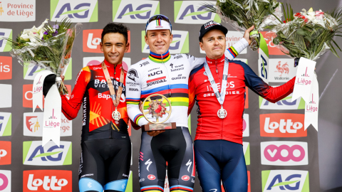 Remco Evenepoel junto a Tom Pidcock y Santiago Buitrago, en el podio de la Lieja-Bastoña-Lieja, el 23 de abril de 2023. 