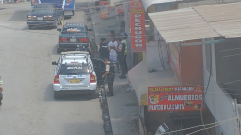 Imagen referencial de procedimiento policial en el bloque 4 de Flor de Bastión, a noroeste de Guayaquil. 