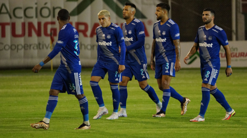 Los jugadores de Emelec salen del estadio de Echaleche, al final del primer tiempo, en el partido ante Mushuc Runa, el 23 de abril de 2023.