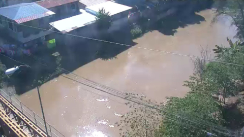 Las autoridades monitorean la situación del río Portoviejo, en Manabí.