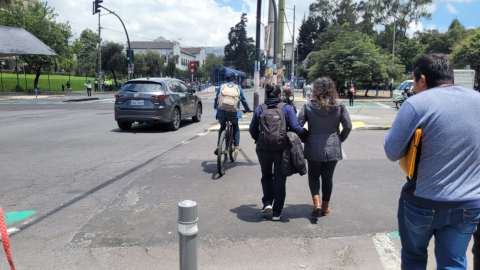 Peatones cruzan la avenida Patria, en el centro norte de Quito, el 24 de abril de 2023.