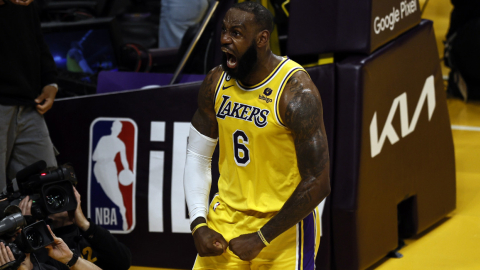 LeBron James festeja un punto en el partido de los Lakers ante los Memphis Grizzlies, el 24 de abril de 2023.