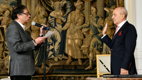 Gustavo Petro, presidente de Colombia, posesiona al Consejero de Estado, Jorge Duque Gutiérrez. 