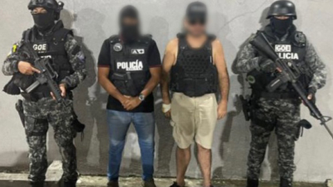 El ciudadano liberado Carlos G., junto a miembros de la Policía Nacional, en Guayaquil, el 27 de abril de 2023. 